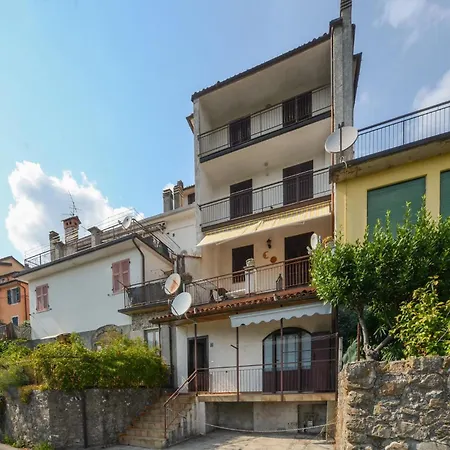Cozy Apartment In Carro With Wifi Lejlighed